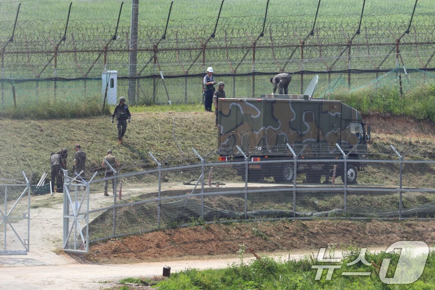 본문 이미지 - 10일 경기 파주시 접경지역에서 장병들이 이동식 확성기로 추정되는 트럭 앞에서 작업하고 있다.  2024.6.10/뉴스1 ⓒ News1 신웅수 기자