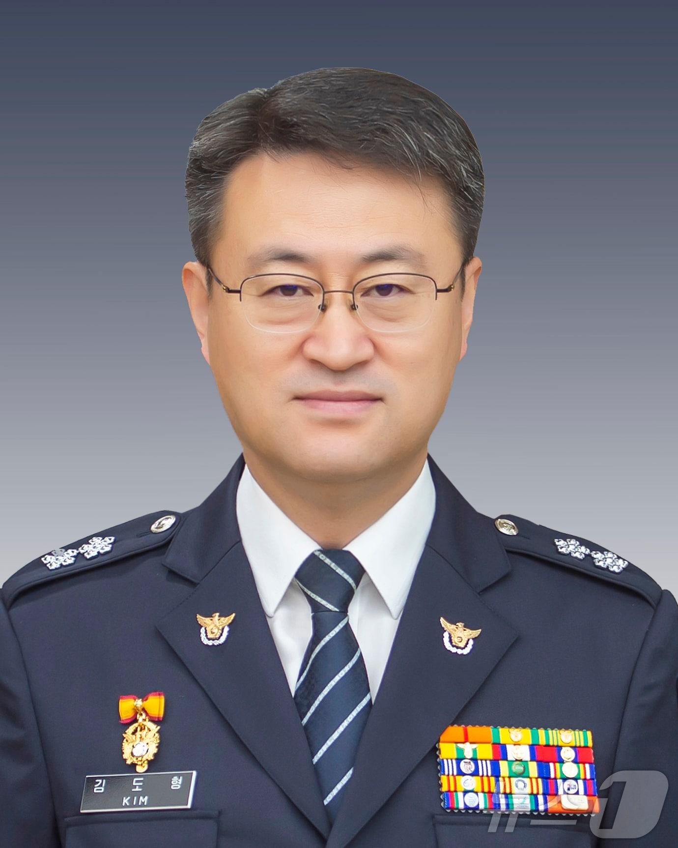본문 이미지 - 김도형 경기북부경찰청장이 10일 경찰 '서열 2위' 치안정감으로 승진했다.