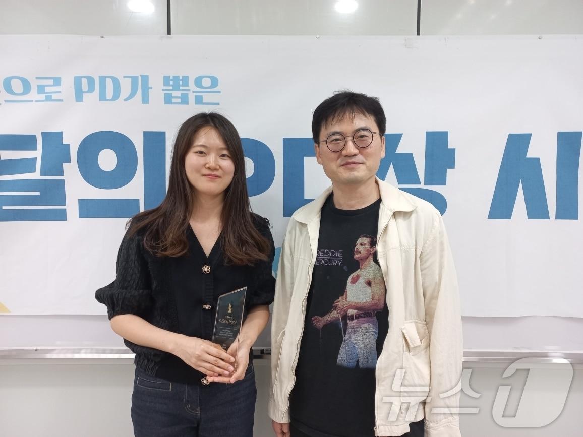 본문 이미지 - 제290회 이달의 피디상을 수상한 김유은씨(부산영어방송 제공)