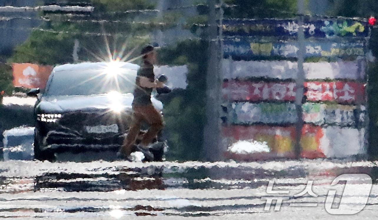 본문 이미지 - 대구지역에 올여름 첫 폭염 특보가 발령된 10일 오후 대구 도심에서 시민들이 뙤약볕에 뜨거워진 도로 위를 걷고 있다. 2024.6.10/뉴스1 ⓒ News1 공정식 기자