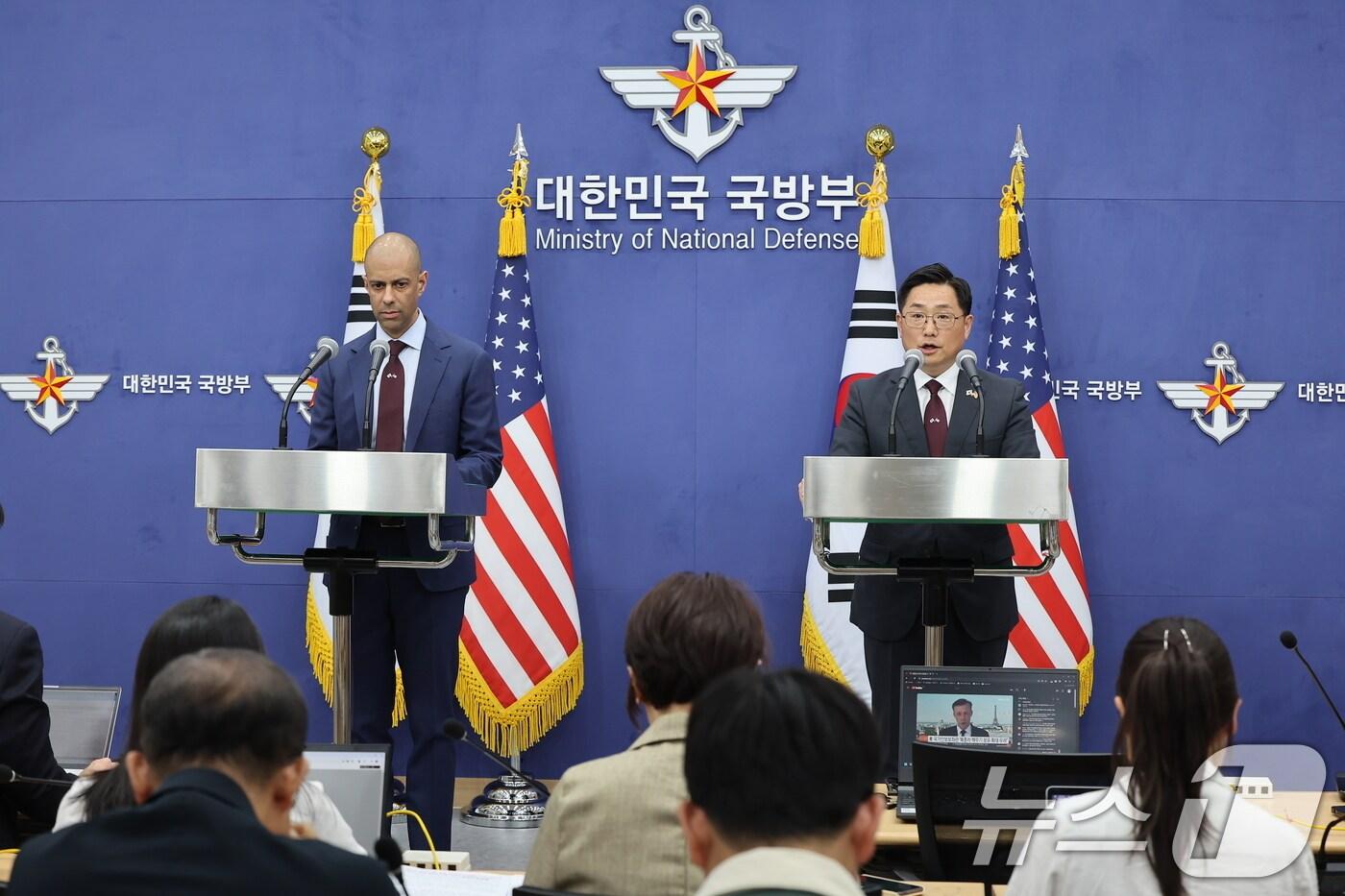 본문 이미지 - 조창래 국방부 국방정책실장과 비핀 나랑 미국 국방부 우주정책차관보대행이 10일 서울 용산구 국방부 브리핑룸에서 열린 한미 핵협의그룹(NCG) 3차 회의 공동 기자회견에서 모두발언을 하고 있다. 2024.6.10/뉴스1 ⓒ News1 김도우 기자