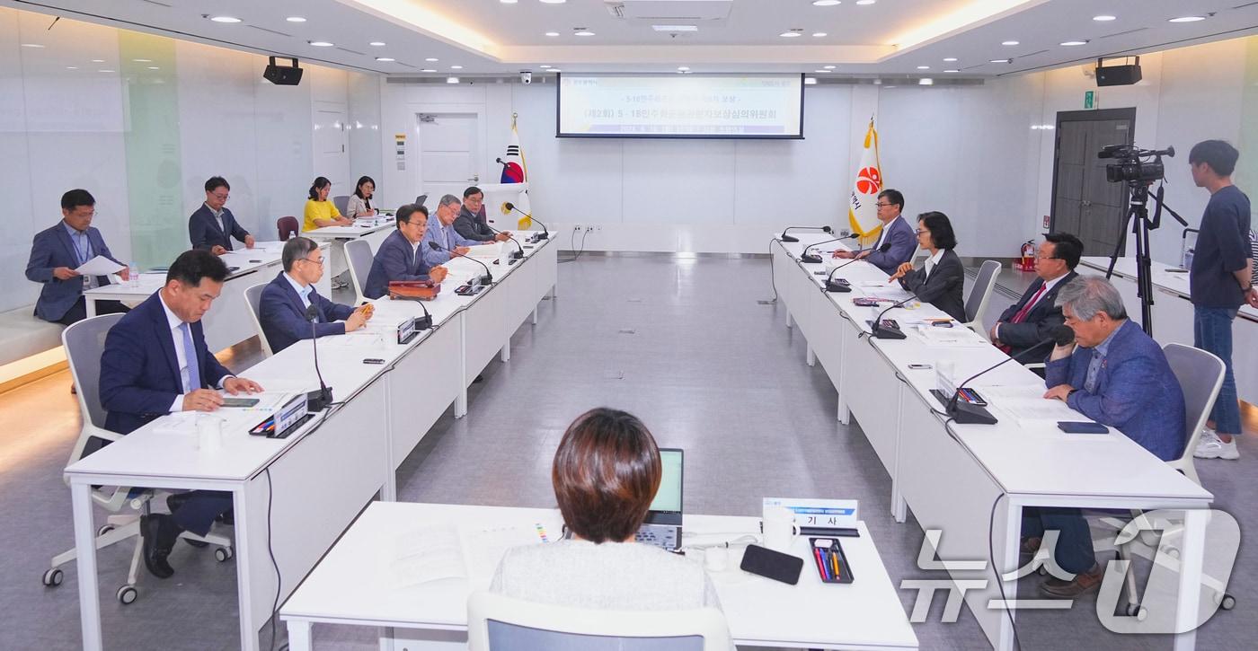 본문 이미지 - 강기정 광주시장이 10일 오후 시청 소회의실에서 열린 '5‧18민주화운동 관련자 보상심의위원회'에 참석해 회의를 주재하고 있다.(광주시 제공)2024.6.10/뉴스1 