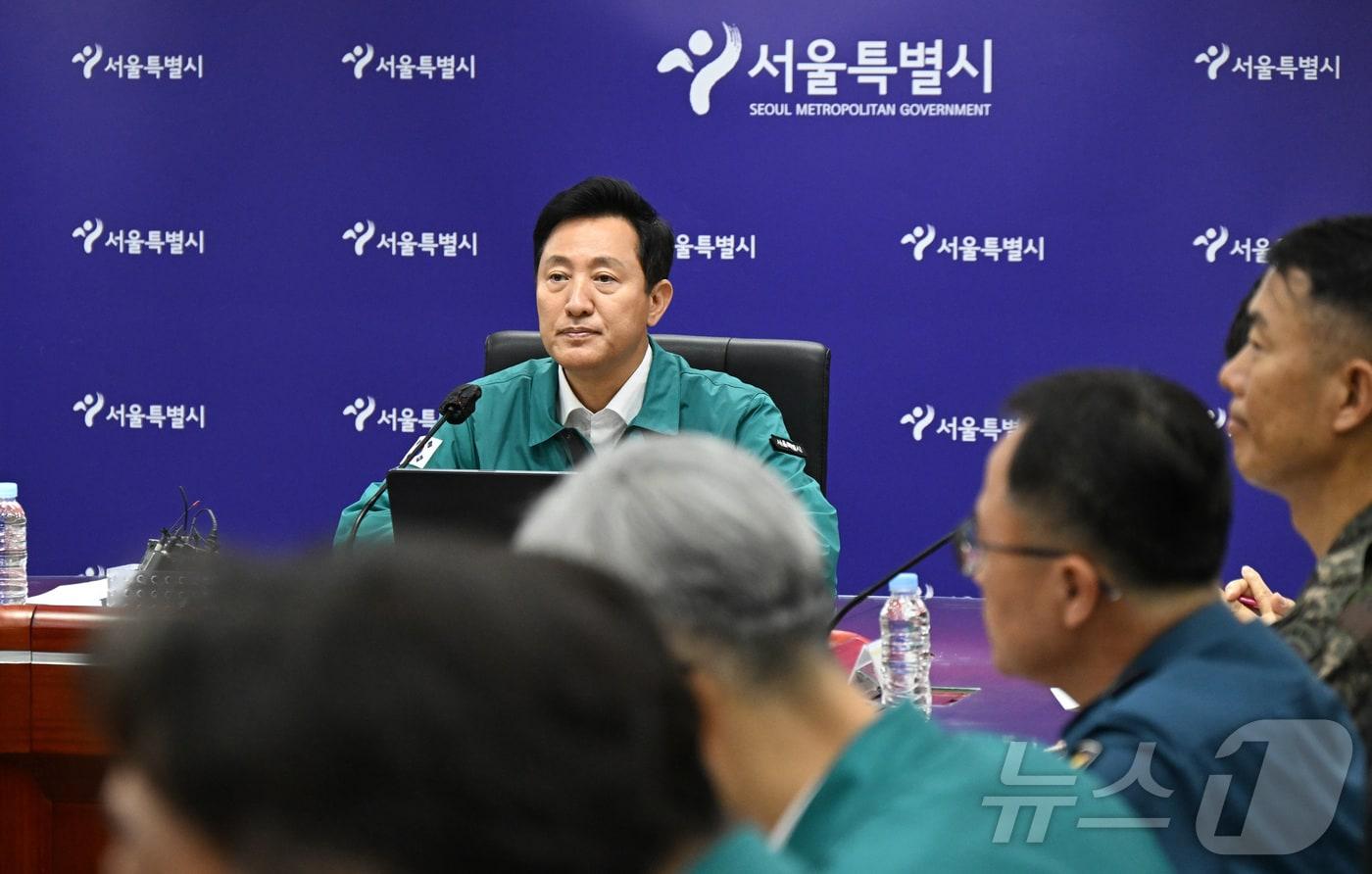 본문 이미지 -  오세훈 서울시장이 10일 오후 4시 시청 본관 지하 3층 충무기밀실에서 열린 '서울시 통합방위회의'에 참석해 군,경,소방 등 유관기관 관계자들과 北 오물풍선 대응방안에 대해 논의하고 있다. (서울시 제공)