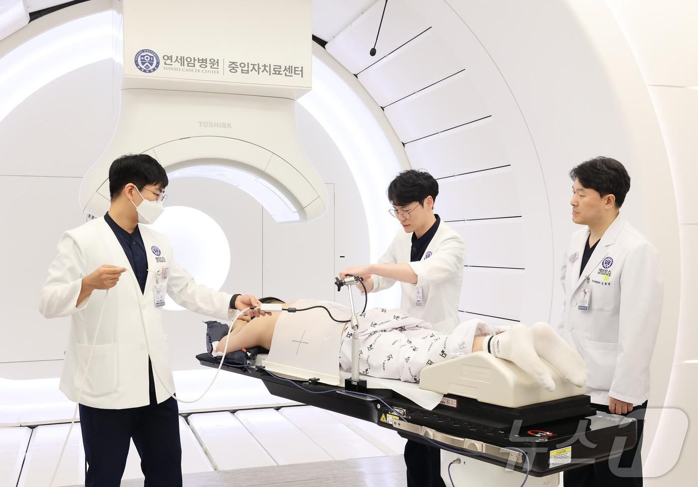 암세포만 정밀 타격 '중입자 치료기', 고치기 힘든 재발암도 다 잡는다 - 뉴스1