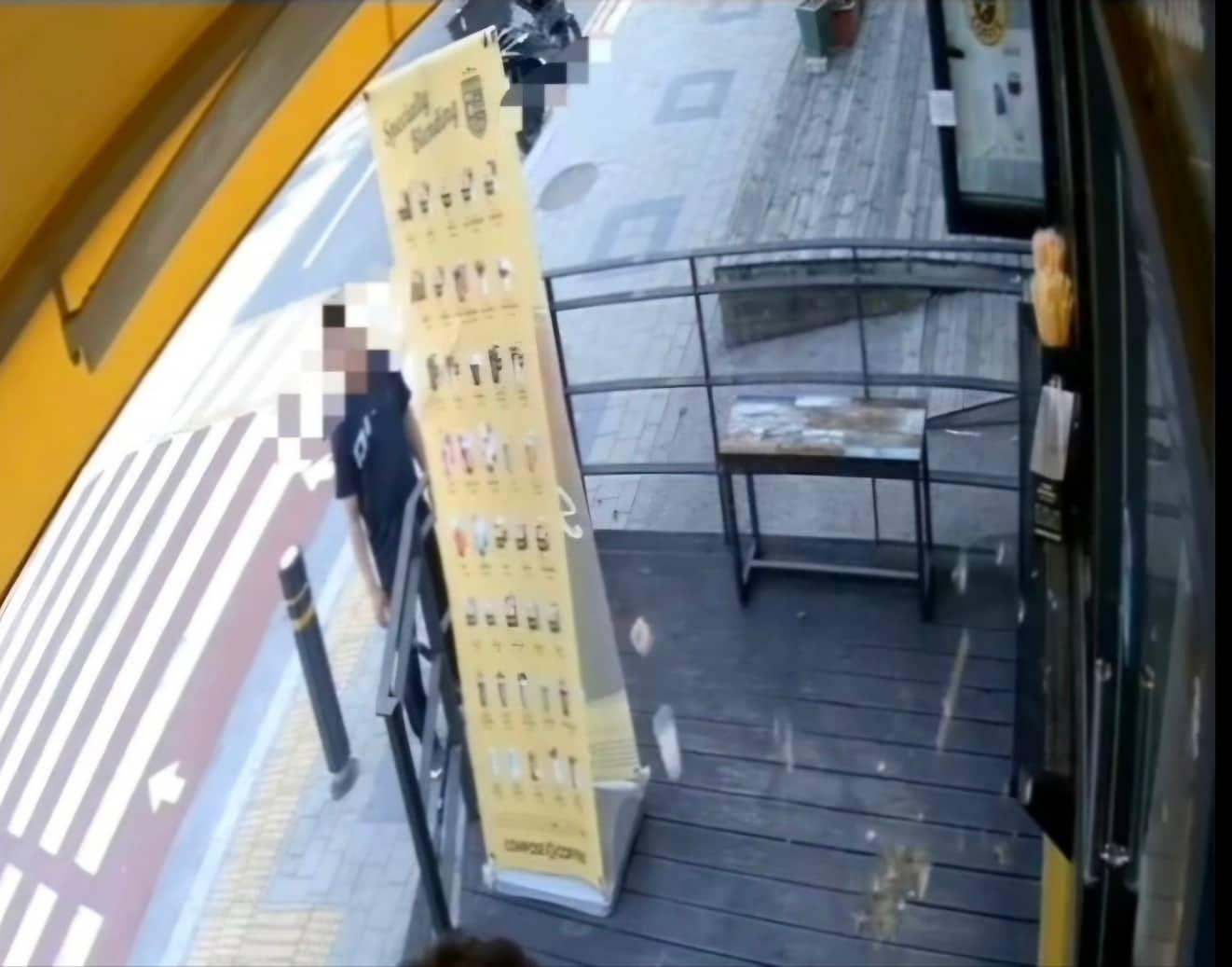 본문 이미지 - 9일 경기 의정부시 녹양동 카페에서 소란을 피운 40대 의정부도시공사 직원(독자 제공)/뉴스1