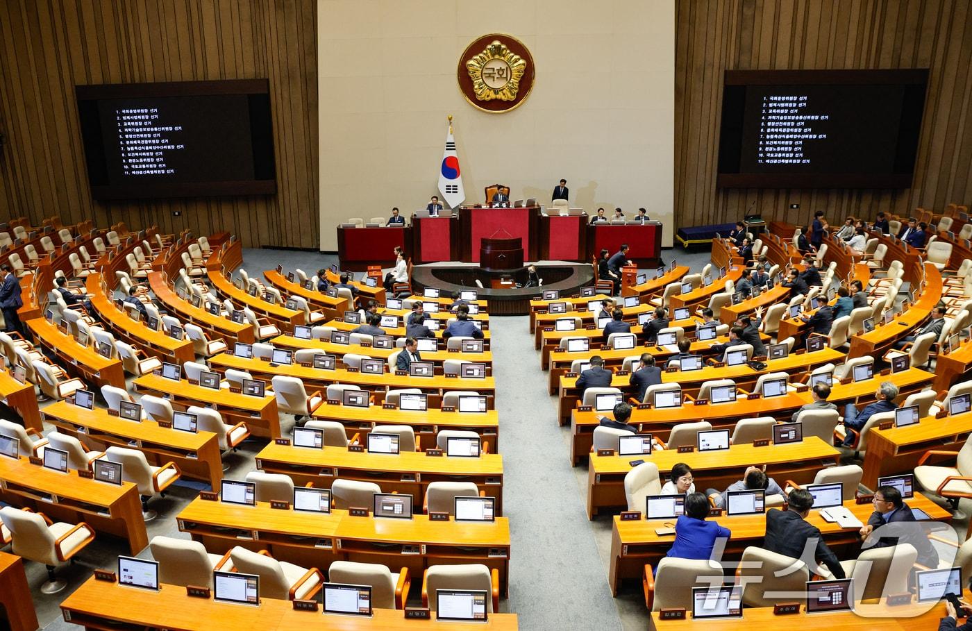 본문 이미지 - 여야가 22대 국회 원 구성을 놓고 끝내 합의에 이르지 못한 10일 오후 서울 여의도 국회에서 국민의힘 불참 속에 상임위원장 선출을 위한 본회의 투표가 진행되고 있다. 2024.6.10/뉴스1 ⓒ News1 안은나 기자