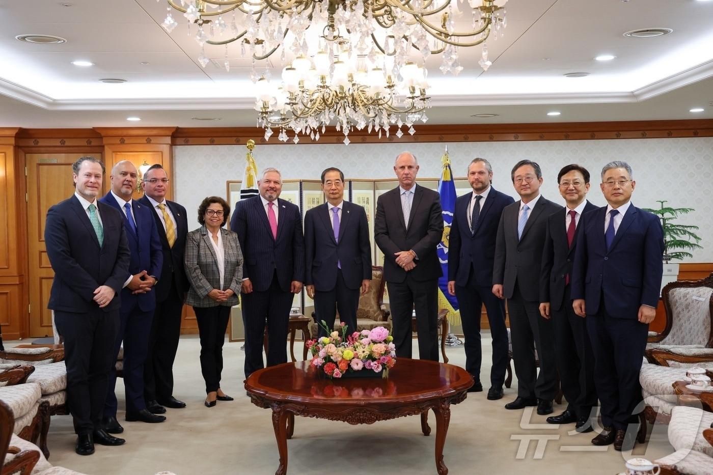  한덕수 국무총리가 10일 정부서울중앙청사에서 '2024 한-중남미 미래협력포럼' 참석을 계기로 방한한  중남미 6개국 및 경제협력개발기구(OECD) 인사들을 합동 접견했다.  (국무총리실)