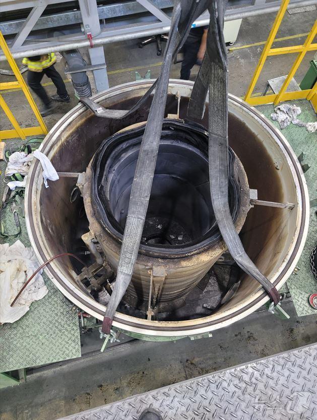 본문 이미지 - 10일 낮 12시 38분쯤 경북 구미시 산동읍 봉산리 세라믹 제조공장에서 프레스챔버 정비작업을 하던 30대 근로자 A 씨가 2m깊이의 챔버 내부로 추락하는 사고가 발생했다.(경북 소방본부 제공) 2024.6.11/뉴스1