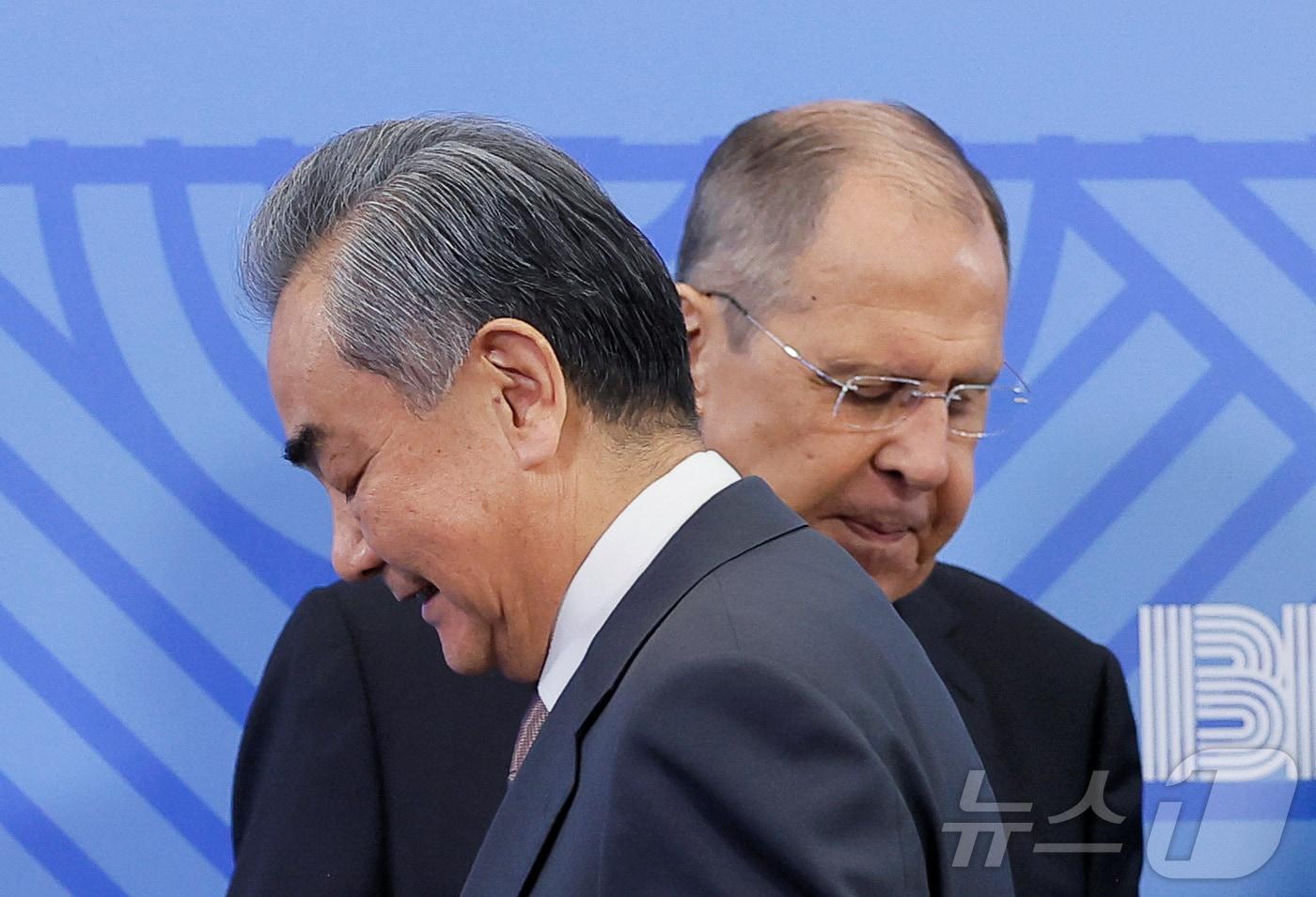 본문 이미지 - 왕이 중국 외교부장과 세르게이 라브로프 러시아 외무장관이 10일(현지시간) 노브고로드에서 열린 브릭스 외무장관 회의에 앞서 사진 촬영을 하고 있다. 2024.06.11 ⓒ 로이터=뉴스1 ⓒ News1 우동명 기자