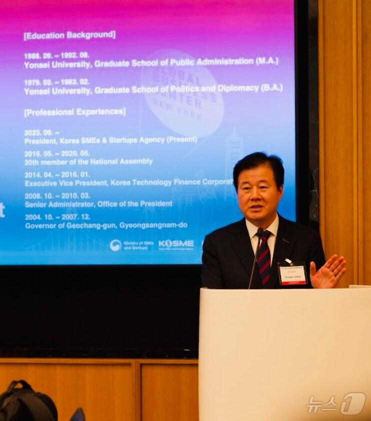 본문 이미지 - 강석진 중소벤처기업진흥공단 이사장이 K-중소벤처기업 뉴욕 비즈니스 네트워킹 행사에서 발언하고 있다.(중소벤처기업진흥공단 제공)