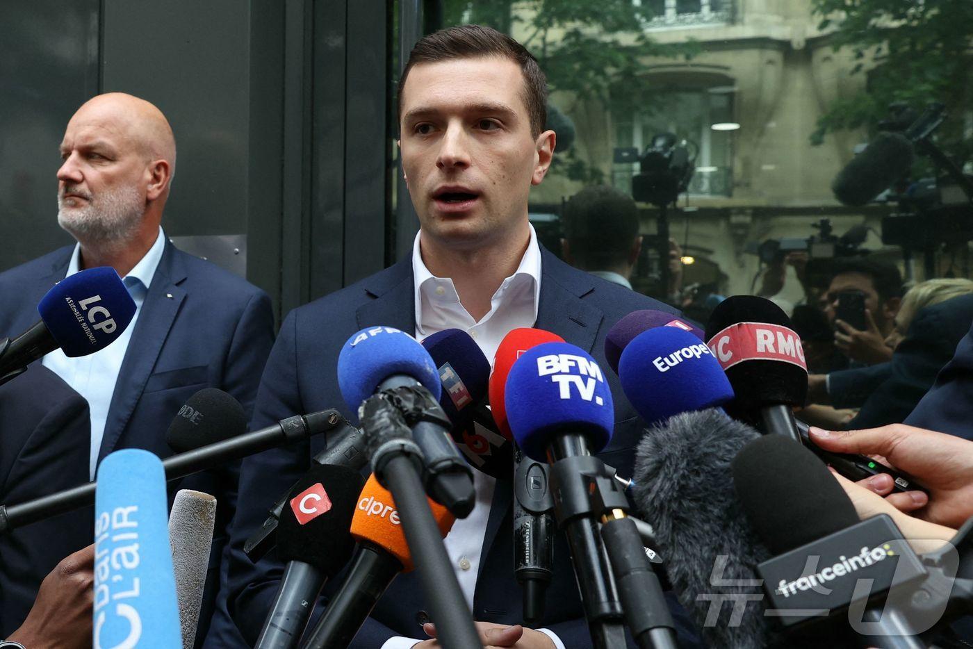 조르당 바르델라 국민연합(RN) 대표가 유럽의회 선거 종료 다음날인 10일 취재진 앞에서 발언하고 있다. 2024.6.10 ⓒ AFP=뉴스1 ⓒ News1 강민경 기자