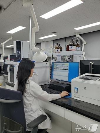 본문 이미지 - 대전시 상수도사업본부 수질연구소 수질분석 모습.(대전시 제공)/뉴스1 