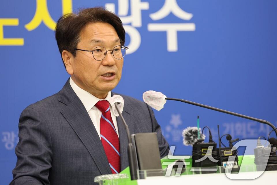 본문 이미지 - 강기정 광주시장이 11일 시청 브리핑룸에서 광주 민간·군공항 통합 이전 관련 브리핑을 하고 있다.2024.6.11/뉴스1 ⓒ News1 김태성 기자