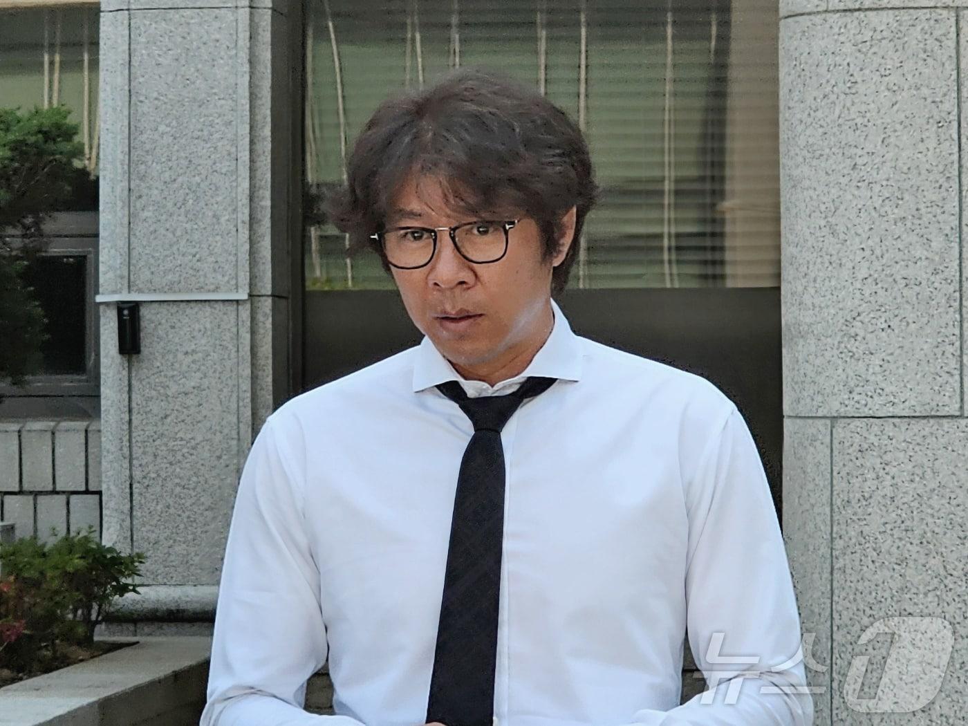 본문 이미지 - 전 프로야구 선수 임창용(48)이 11일 오전 광주지방법원에 열린 사기 혐의에 대한 재판을 마치고 나와 기자들에게 입장을 발표하고 있다. 2024.6.11/뉴스1 ⓒ News1 최성국 기자