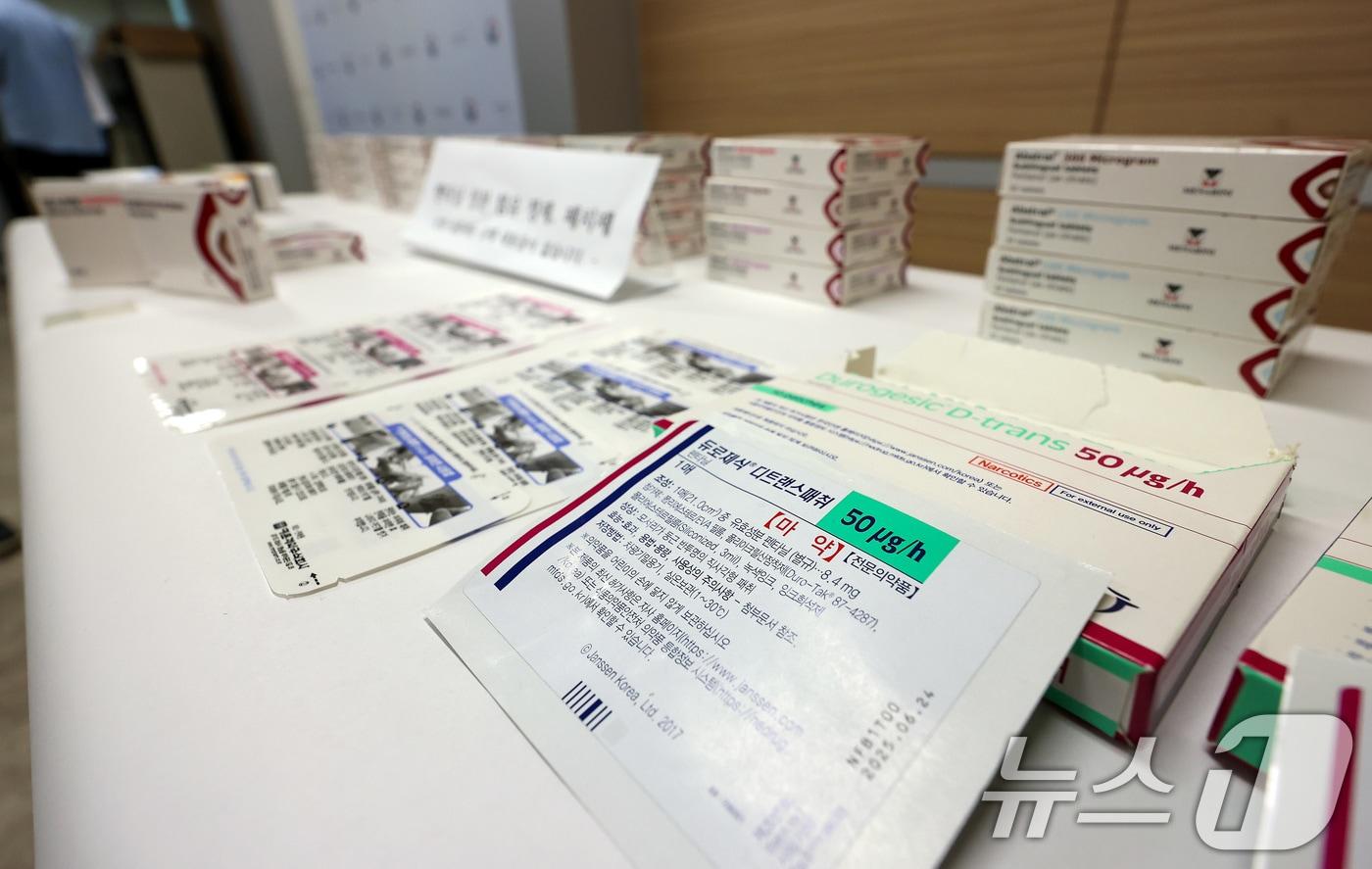 본문 이미지 - 지난 2024년 6월 서울 서울 양천구 서울지방식품의약품안전청에서 열린 '펜타닐 정제, 패치제 처방전 발급 전 환자 투약내역 확인 제도 시행' 관련 브리핑에 펜타닐 관련 제품이 놓여져 있다. ⓒ 뉴스1 