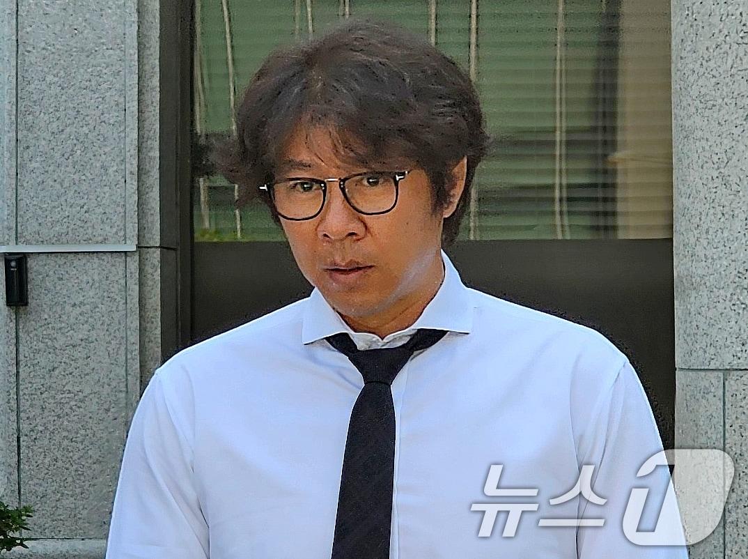 본문 이미지 - 지난해 4월11일 오전 전 프로야구 선수 임창용 씨가 광주지방법원에서 사기 혐의로 열린 두번째 공판에 출석하며 취재진 질문에 답하고 있다. 2024.6.11/뉴스1 ⓒ News1 최성국 기자