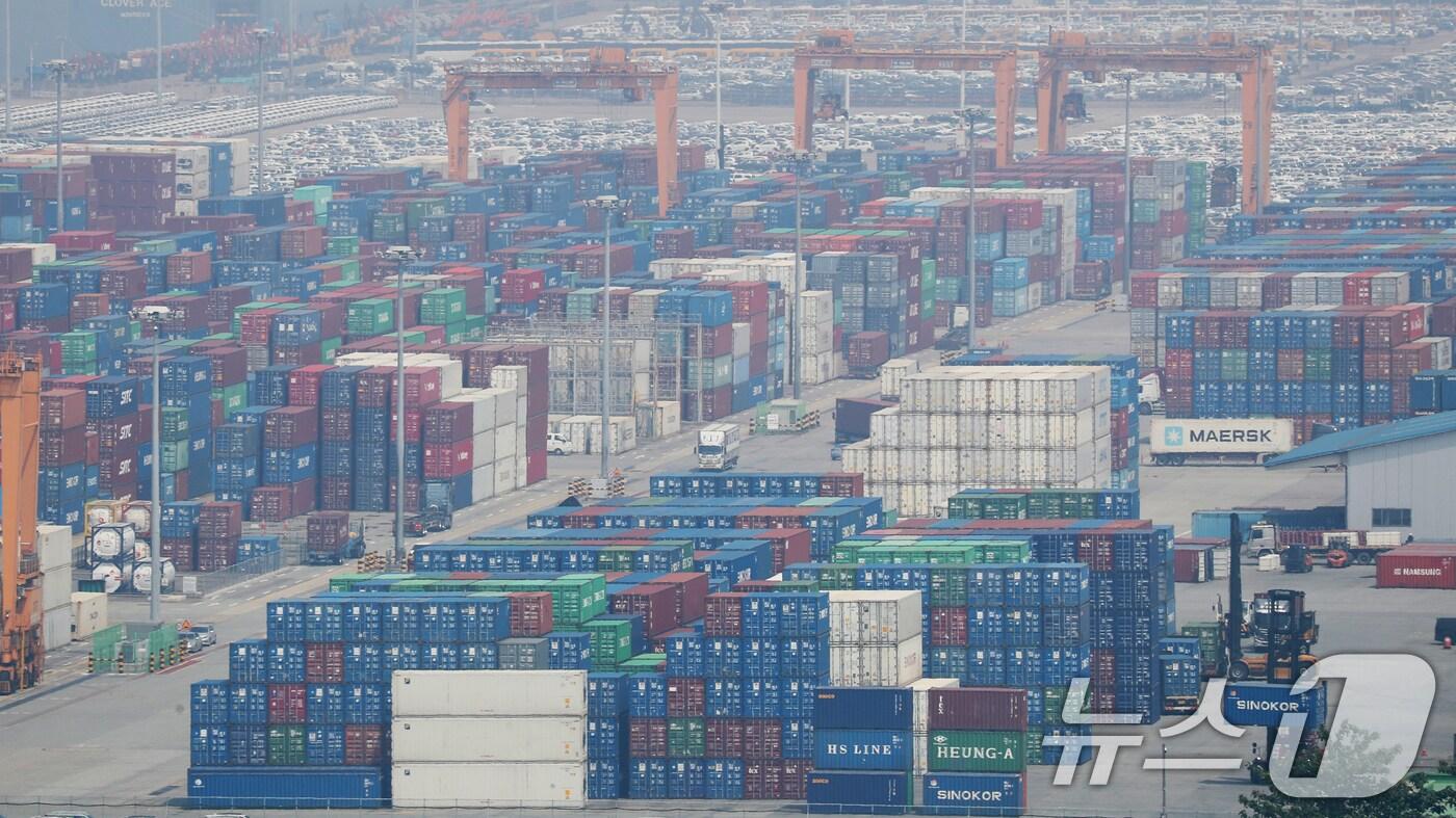 11일 오전 경기 평택시 포승읍 평택항 수출 야적장에 컨테이너들이 쌓여있다. 해운업계에 따르면 지난 7일 기준 글로벌 해상운송 항로의 운임 수준인 상하이컨테이너운임지수(SCFI)는 3184.87을 기록하며 전주 대비 140.10포인트(p) 올라 2022년 8월 이후 1년 10개월 만에 최고치로 치솟았다. 2024.6.11/뉴스1 ⓒ News1 김영운 기자