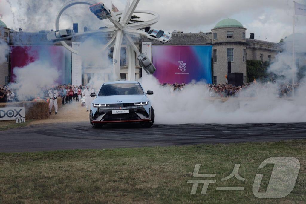 본문 이미지 - 현대차가 영국 웨스트서식스주서 열린 ‘2023 굿우드 페스티벌 오브 스피드(이하 굿우드)’에서 아이오닉5 N을 공개했다. (현대자동차 제공) 