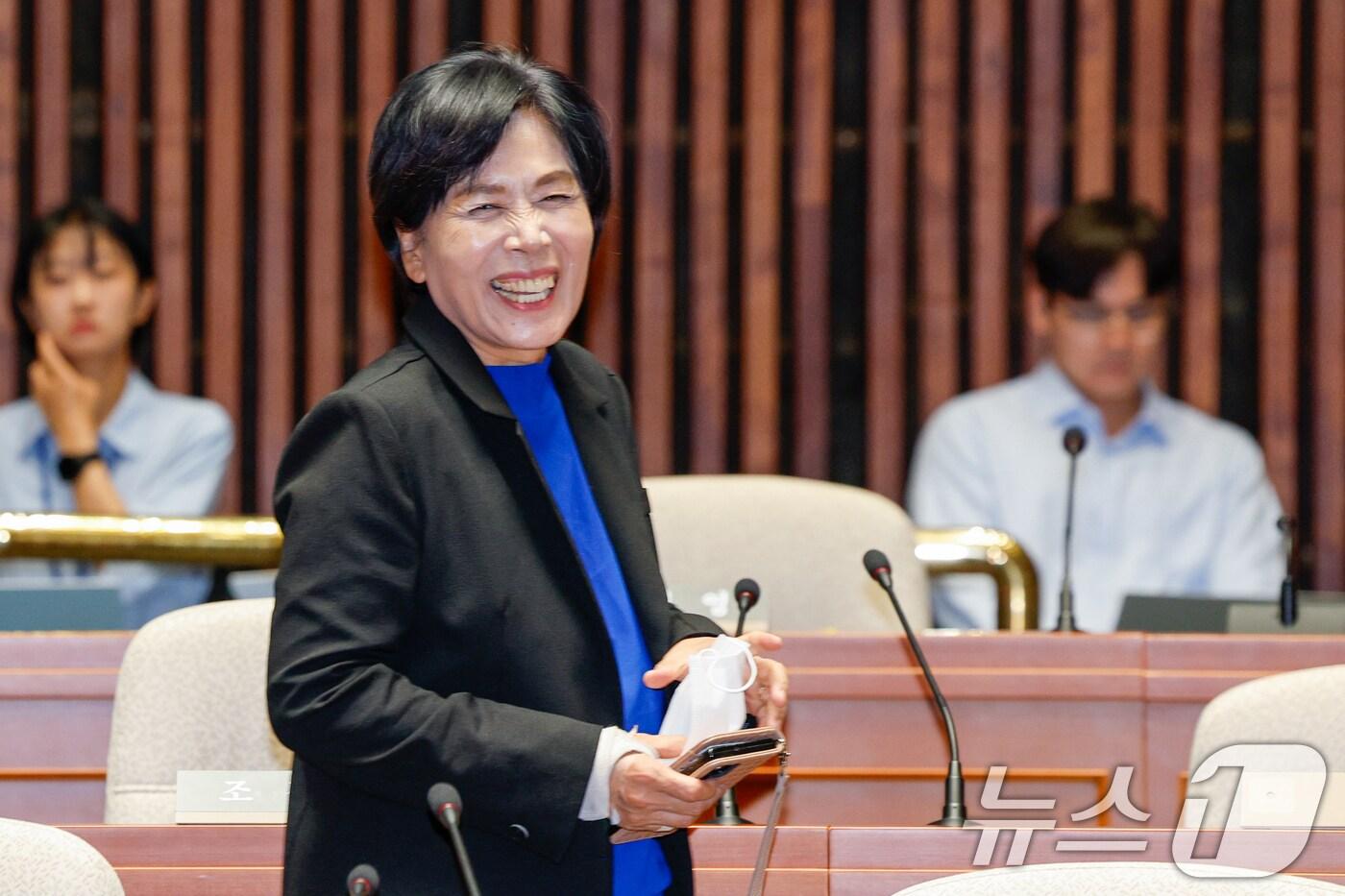 본문 이미지 - 22대 국회 전반기 국회 과학기술정보방송통신위원회 위원장에 선출된 최민희 더불어민주당 의원(오른쪽)이 11일 오전 서울 여의도 국회에서 열린 의원총회에 참석하고 있다. 2024.6.11/뉴스1 ⓒ News1 안은나 기자