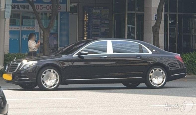 본문 이미지 - 부산에서 포착된  마이바흐 고급택시.(보배드림 갈무리)