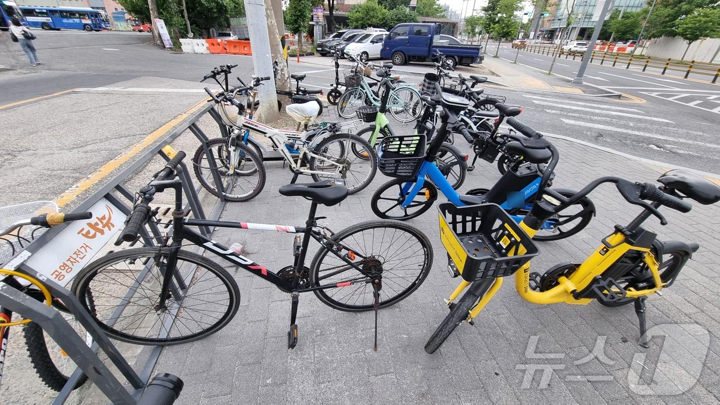 11일 대전의 한 공영자전거 '타슈' 대여소에 개인 소유 자전거가 세워져 있어 '타슈'를 놓을 공간이 없다. 2024.6.11/뉴스1 ⓒ News1 김기태 기자