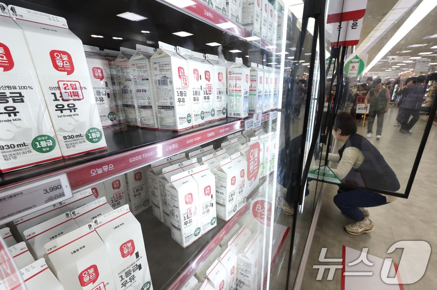 본문 이미지 - 서울의 한 대형마트에서 시민들이 우유를 고르고 있다.ⓒ News1 이동해 기자