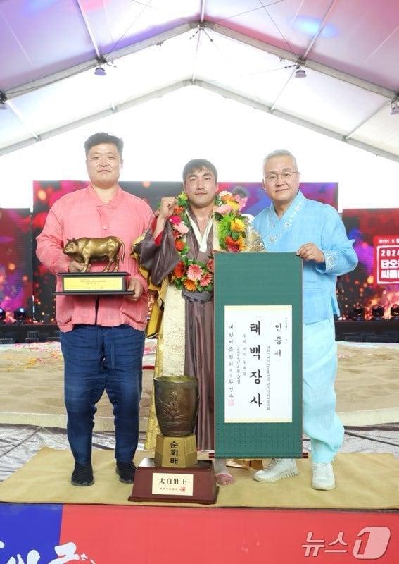 본문 이미지 - 강릉 단오장사 씨름대회에서 태백장사에 등득한 김진용.(증평군 제공)/뉴스1