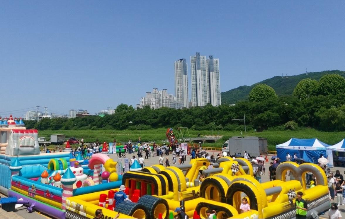 본문 이미지 - 청주 무심천 체육공원에서 열린 팝업 놀이터.