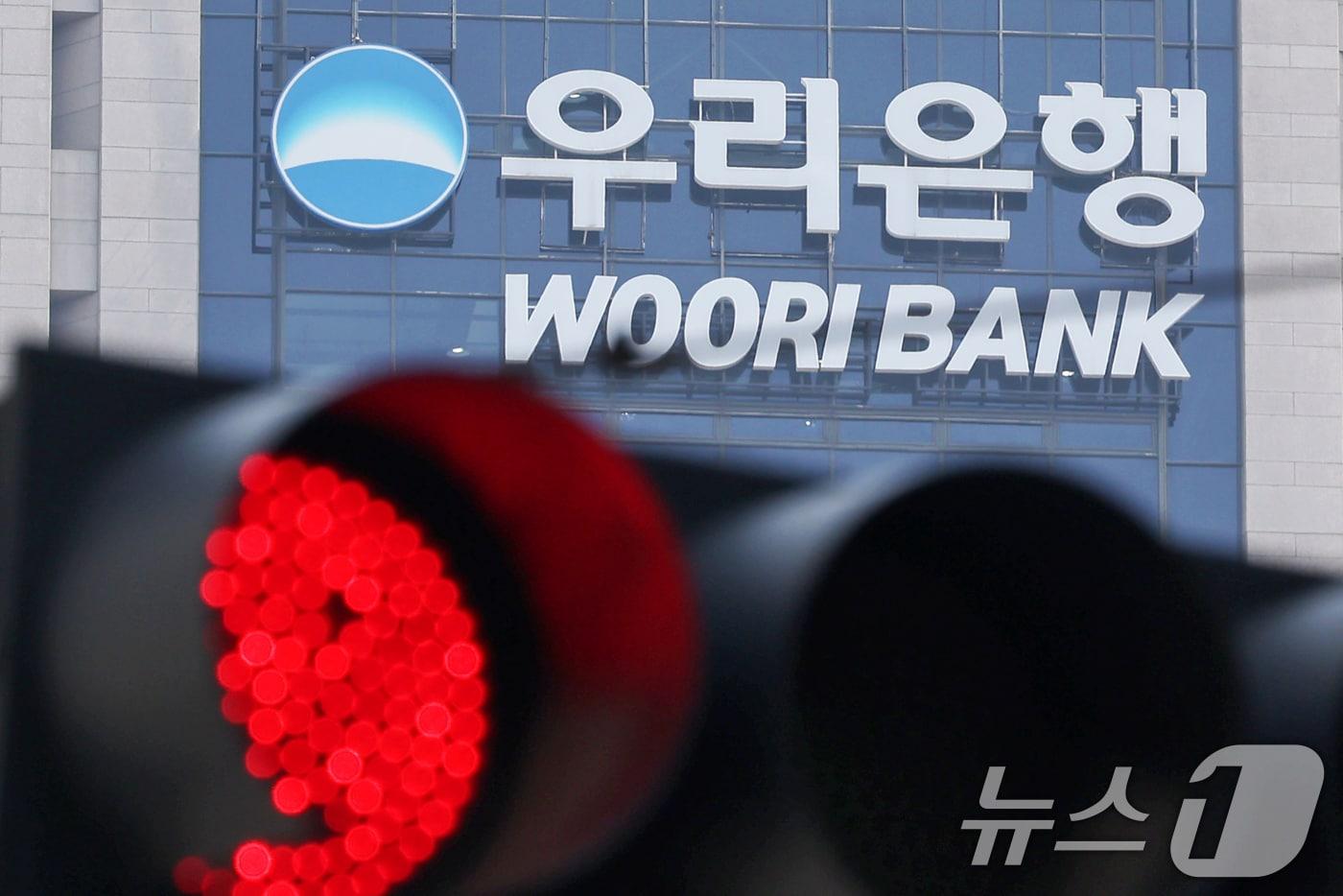 700억원대 횡령 사고로 홍역을 치른 우리은행에서 또 다시 100억원대 횡령 사고가 발생했다. 10일 금융권에 따르면 우리은행은 경상남도 김해 지점에서 100억원 상당의 고객 대출금이 횡령된 사실을 파악하고 조사에 돌입했다. 사진은 11일 서울 중구 우리은행 본점 모습. 2024.6.11/뉴스1 ⓒ News1 민경석 기자