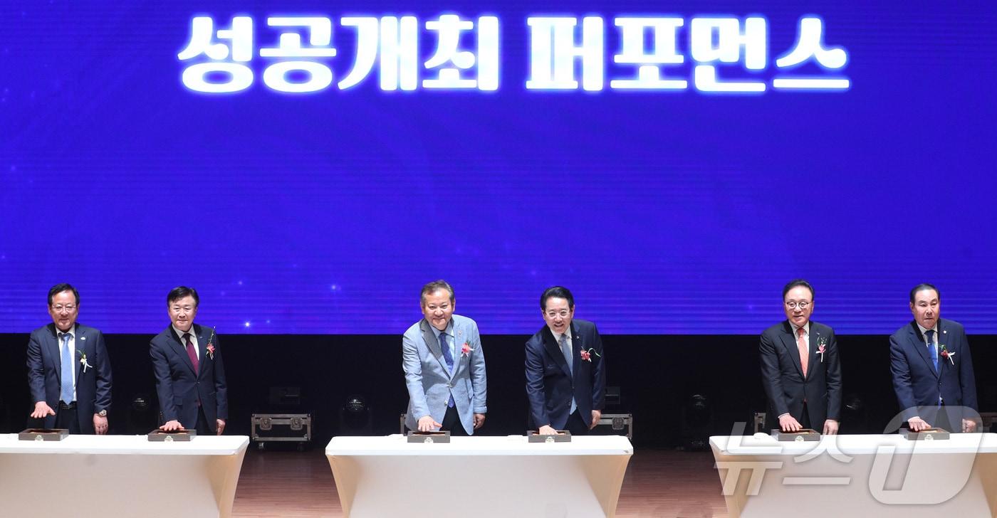본문 이미지 - 김영록 전라남도지사와 이상민 행안부 장관 등 참석자들이 11일 여수엑스포컨벤션센터에서 열린 ‘2026 여수 세계 섬 박람회 성공개최 결의대회’에서 성공개최를 기원하는 핸드프린팅 퍼포먼스를 하고 있다. (전남도 제공) 2024.6.11/뉴스1