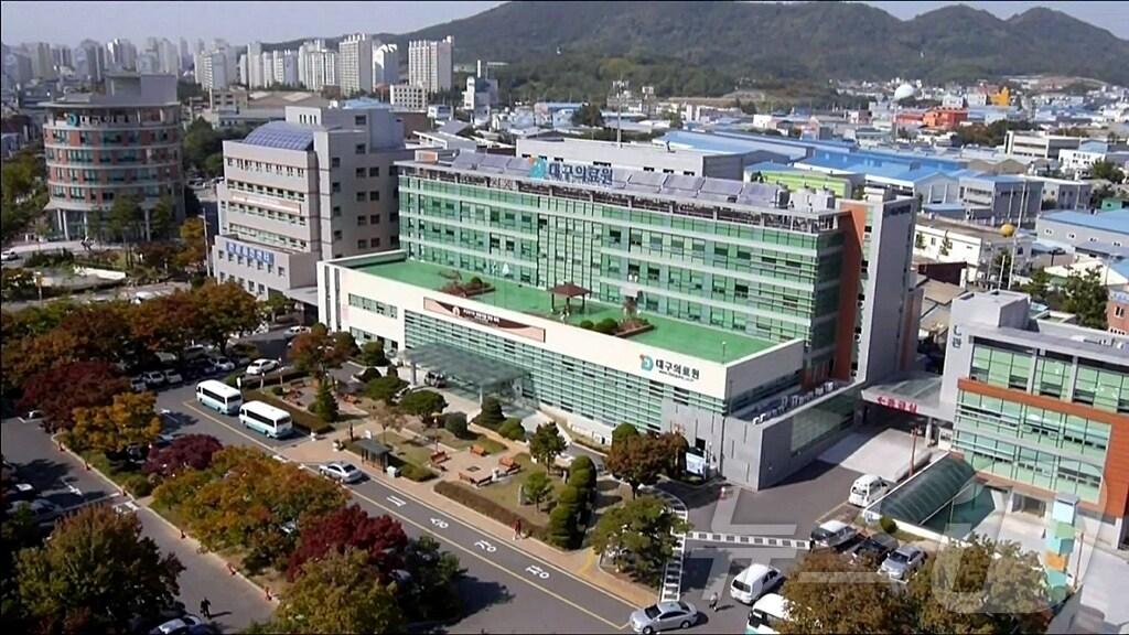 본문 이미지 - 의과대학 입학 정원 증원에 반발하는 개원의 등을 회원으로 둔 대한의사협회가 18일 전면 휴진을 예고한 가운데 대구의료원은 정상 진료에 나선다고 밝혔다. 사진은 대구의료원 전경. (대구의료원 제공)/뉴스1