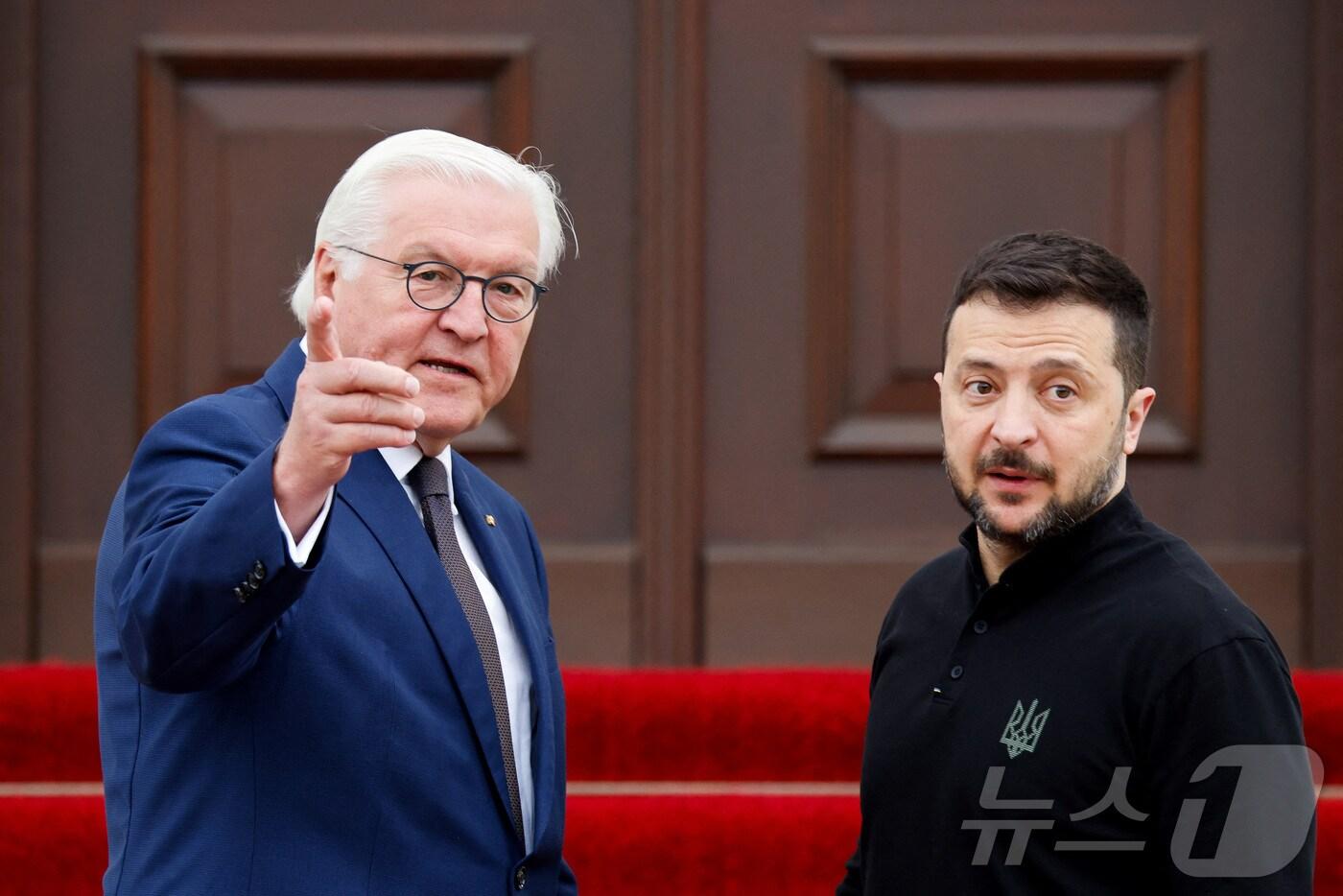 본문 이미지 - 볼로디미르 젤렌스키 우크라이나 대통령(오른쪽)이 11일(현지시간) 독일 수도 베를린에 위치한 대통령 관저 '벨뷔궁'에서 프랑크 발터 슈타인마이어 독일 대통령을 만나고 있다. 2024.06.11. ⓒ 로이터=뉴스1 ⓒ News1 김성식 기자