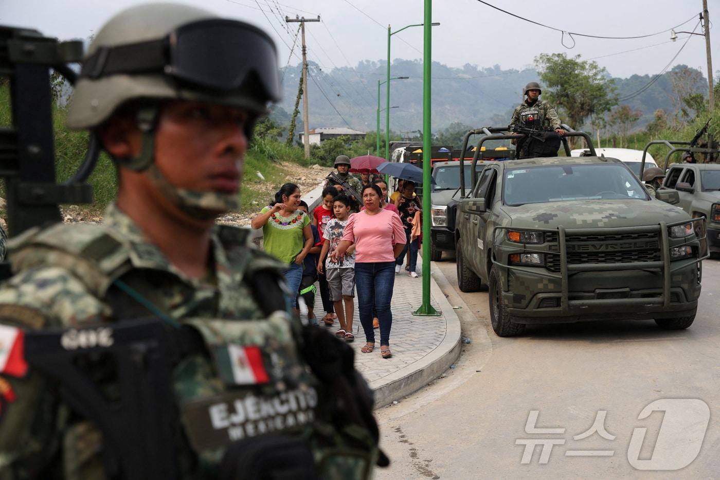 멕시코 최남단 치아파스주(州) 야잘론에서 갱단 폭력 사태가 벌어지자 9일(현지시간) 멕시코 정부군이 일대를 순찰하며 주민들을 안전 지대로 인솔하고 있다. 2024.06.09. ⓒ 로이터=뉴스1 ⓒ News1 김성식 기자