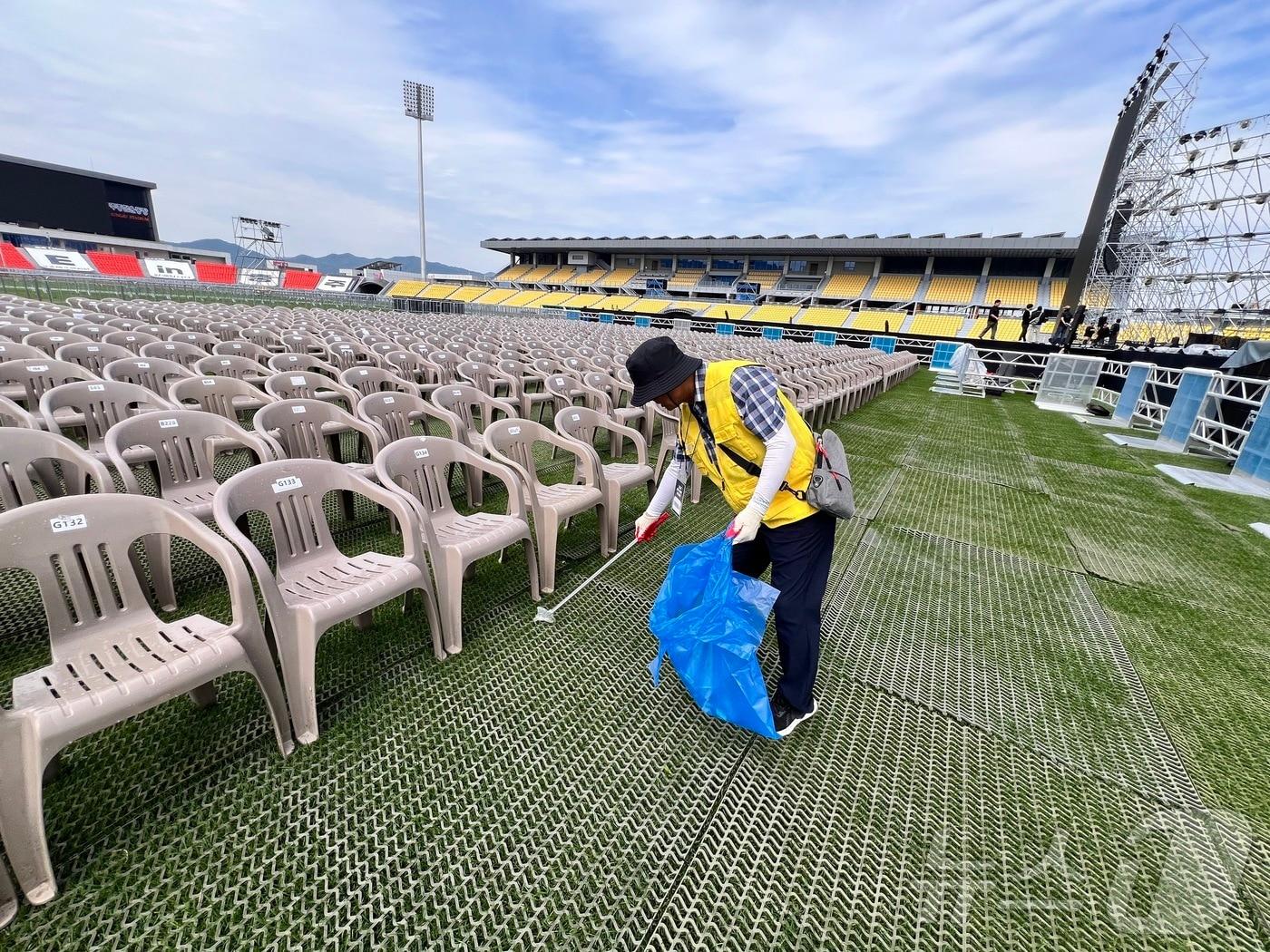 본문 이미지 -  충북 충주의 대표 축제인 다이브페스티벌의 정체성 논란이 일고 있다. 사진은 자원봉사자 청소 모습.(충주시 제공)2024.6.12/뉴스1