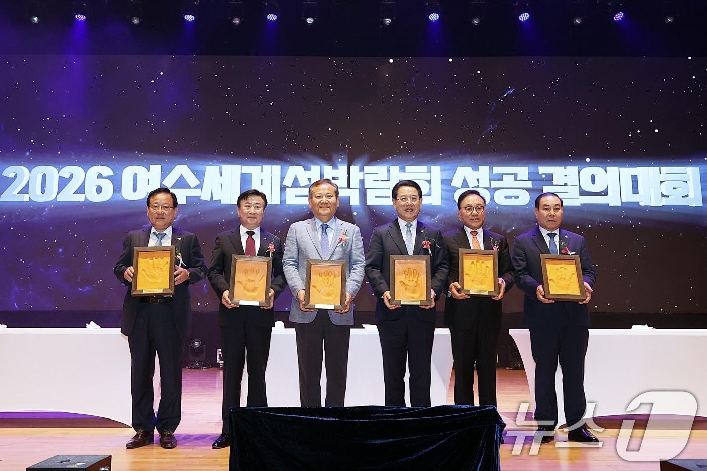 본문 이미지 - 11일 오후 전남 여수엑스포컨벤션센터에서 열린 2026 세계섬박람회 결의대회에서 이상민 행정안전부 장관(왼쪽 세 번째), 김영록 전라남도지사(왼쪽 네번째) 등 관계자들이 성공개최 퍼포먼스를 하고 있다. (행정안전부 제공) 