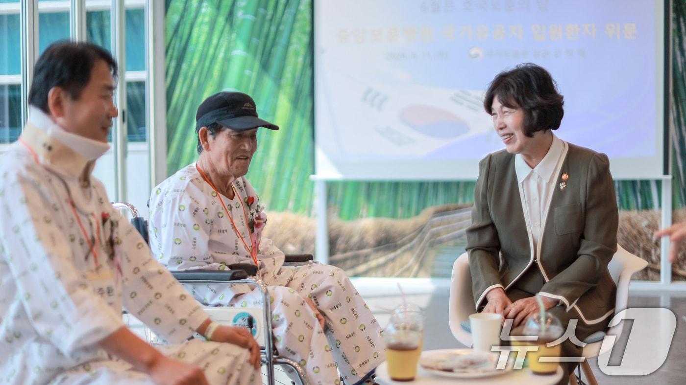 본문 이미지 - 강정애 국가보훈부 장관이 11일 오후 호국보훈의 달을 맞아 서울중앙보훈병원을 방문, 입원 중인 유공자들과 대화를 나누고 있다. (국가보훈부 제공) 2024.6.11/뉴스1