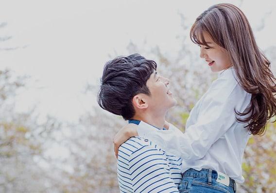 본문 이미지 - 여성을 번쩍 들어올리는 남성. 비에나래