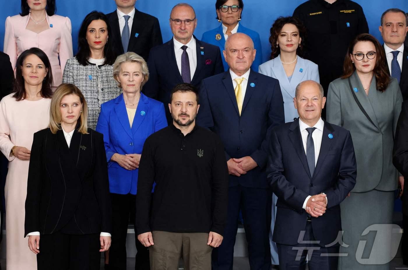독일 베르를린에서 11일 막을 올린 우크라이나 복구회의(URC) 개막식 참석자들이 단체사진을 찍고 있다. 앞줄에 볼로디미르 젤렌스키 우크라이나 대통령 부부와 올라프 숄츠 독일 총리, 뒷줄에 우르술라 폰 데어 라이엔 유럽연합 집행위원장( 왼쪽 두번째)) 등이 서있다. URC는 12일까지 이틀간 진행된다. 2024.06.11 ⓒ AFP=뉴스1 ⓒ News1 권진영기자