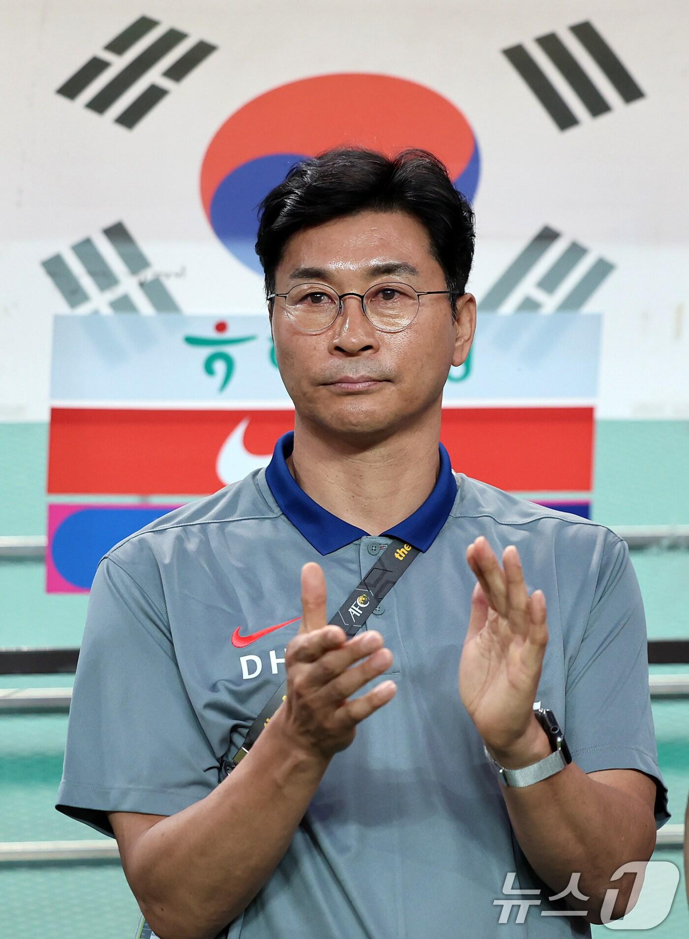 본문 이미지 - 11일 오후 서울 마포구 상암동 서울월드컵경기장에서 열린 2026 북중미 월드컵 아시아 2차 예선 조별리그 C조 6차전 대한민국과 중국의 경기를 앞두고 대한민국 김도훈 임시 감독이 선수들을 보며 손뼉을 치고 있다. 2024.6.11/뉴스1 ⓒ News1 김진환 기자