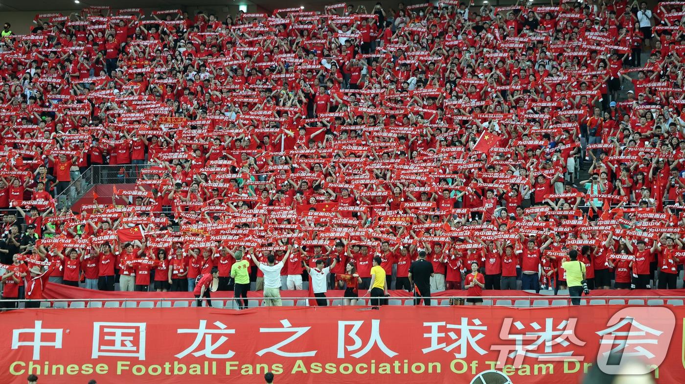 11일 오후 서울 마포구 상암동 서울월드컵경기장에서 열릴 예정인 2026 북중미 월드컵 아시아 2차 예선 조별리그 C조 6차전 대한민국과 중국의 경기에 앞서 중국 축구팬들이 응원을 선보이고 있다. 2024.6.11/뉴스1 ⓒ News1 이동해 기자