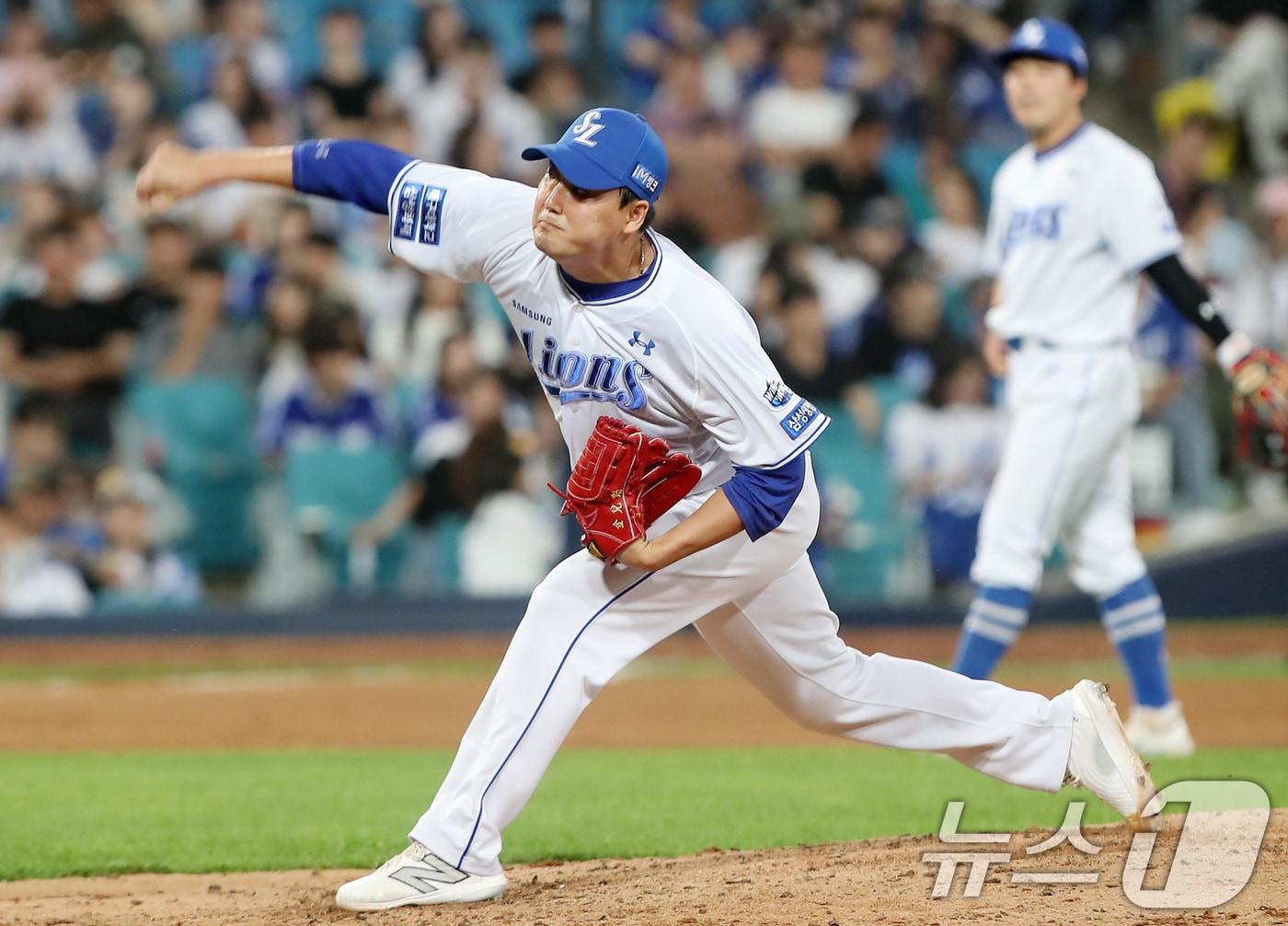 본문 이미지 - 11일 오후 대구 삼성라이온즈파크에서 열린 프로야구 '2024 신한 SOL 뱅크 KBO리그' LG 트윈스와 삼성 라이온즈의 경기, 6회초 무사 2루 상황 마운드에 오른 삼성 두번째 투수 김태훈이 역투하고 있다. 2024.6.11/뉴스1 ⓒ News1 공정식 기자