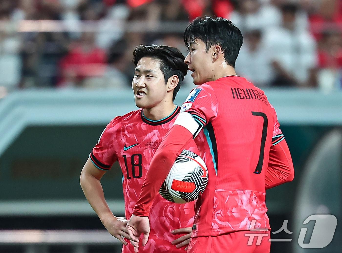 본문 이미지 - 11일 서울월드컵경기장에서 열린 2026 북중미 월드컵 아시아 2차 예선 조별리그 C조 6차전 대한민국과 중국의 경기에서 손흥민과 이강인이 프리킥을 준비하고 있다. 2024.6.11/뉴스1 ⓒ News1 김도우 기자