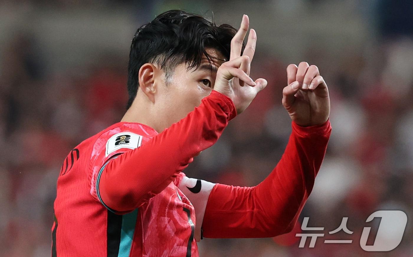 본문 이미지 - 손흥민이 11일 오후 서울 마포구 상암동 서울월드컵경기장에서 열린 2026 북중미 월드컵 아시아 2차 예선 조별리그 C조 6차전 대한민국과 중국의 경기 전반전에서 중국 축구팬의 야유에 1차전 스코어인 3대0을 손으로 그려보이고 있다. 2024.6.11/뉴스1 ⓒ News1 이동해 기자