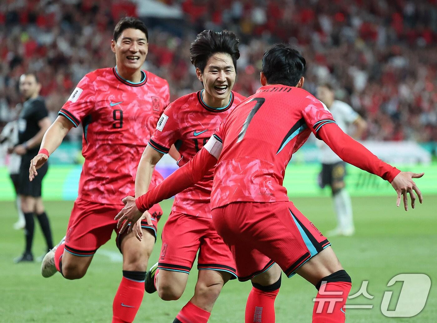 본문 이미지 - 11일 오후 서울 마포구 상암동 서울월드컵경기장에서 열린 2026 북중미 월드컵 아시아 2차 예선 조별리그 C조 6차전 대한민국과 중국의 경기 후반전, 대한민국 이강인이 선취골을 넣은 뒤 손흥민과 기쁨을 나누고 있다. 2024.6.11/뉴스1 ⓒ News1 김진환 기자