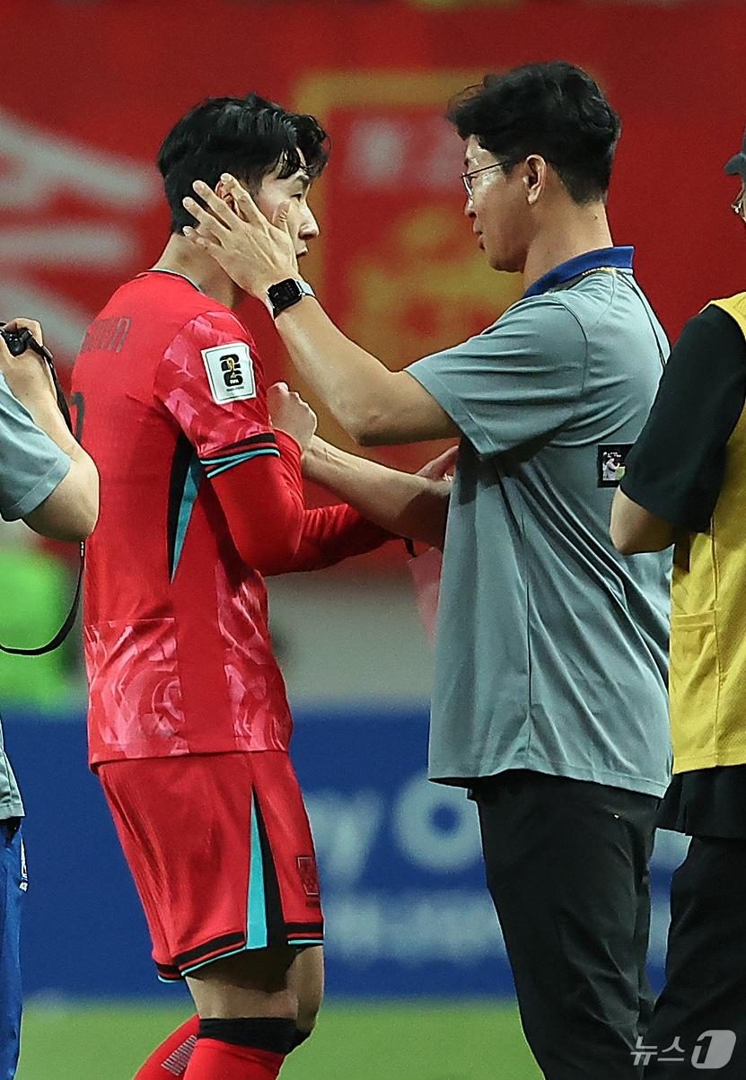 본문 이미지 - 11일 오후 서울 마포구 상암동 서울월드컵경기장에서 열린 2026 북중미 월드컵 아시아 2차 예선 조별리그 C조 6차전 대한민국과 중국의 경기에서 1대0 승리를 거둔 대한민국 손흥민이 김도훈 임시 감독과 기쁨을 나누고 있다. 2024.6.11/뉴스1 ⓒ News1 김진환 기자