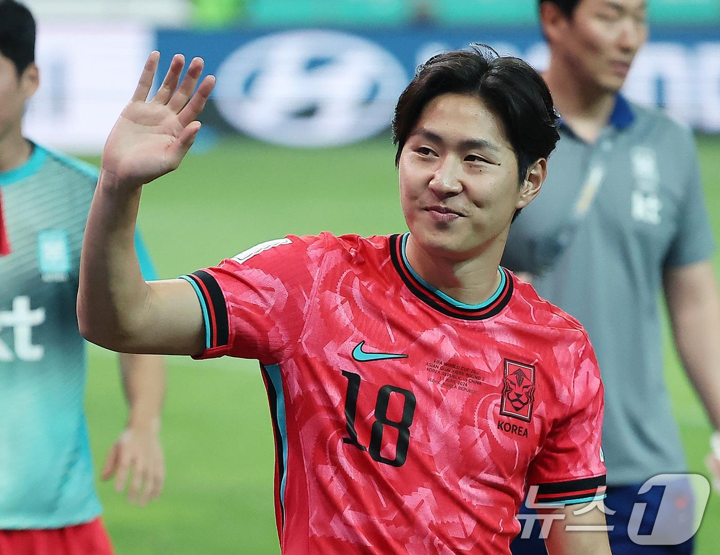 본문 이미지 - 11일 오후 서울 마포구 상암동 서울월드컵경기장에서 열린 2026 북중미 월드컵 아시아 2차 예선 조별리그 C조 6차전 대한민국과 중국의 경기에서 1대0 승리를 거둔 대한민국 이강인이 응원석 팬들을 향해 인사하고 있다. 2024.6.11/뉴스1 ⓒ News1 김진환 기자