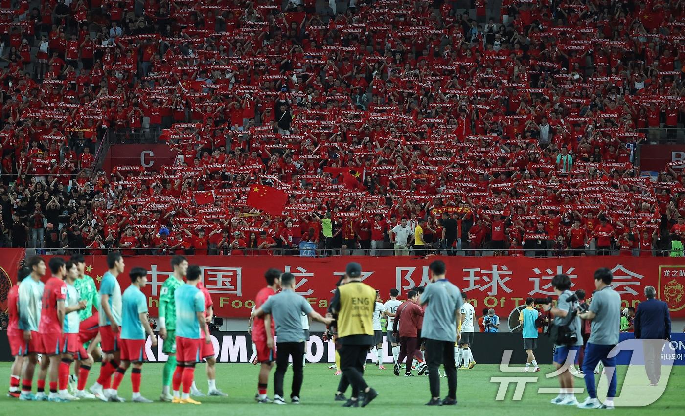 본문 이미지 - 11일 오후 서울 마포구 상암동 서울월드컵경기장에서 열린 2026 북중미 월드컵 아시아 2차 예선 조별리그 C조 6차전 대한민국과 중국의 경기에서 중국 응원단이 팀이 0대1 패배에도 열띤 응원을 펼치고 있다. 2024.6.11 ⓒ 뉴스1 김진환 기자