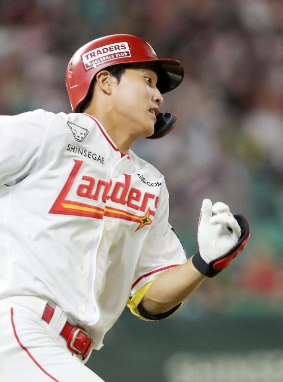 본문 이미지 -  11일 KIA전에서 끝내기 안타를 터트린 SSG 박지환. (SSG 랜더스 제공)