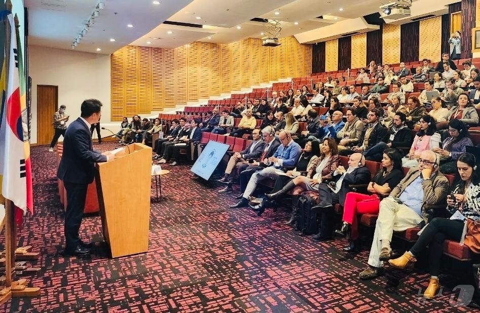 본문 이미지 - 현지시간 11일 콜롬비아 청년창업사관학교에서 개소식이 열리고 있다.(중소벤처기업진흥공단 제공)