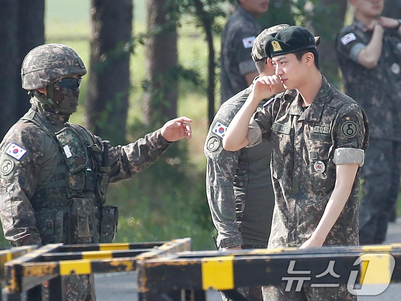 본문 이미지 - 그룹 방탄소년단(BTS) 진이 12일 오전 경기도 연천 소재 육군 제5보병사단 신병교육대대에서 전역 전 병사들과 인사를 나누며 눈물을 흘리고 있다. 2024.6.12/뉴스1 ⓒ News1 권현진 기자